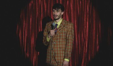 Richard Gadd spielt eine Donny, eine fiktionalisierte Version seiner selbst, die Missbrauch erlebt hat.