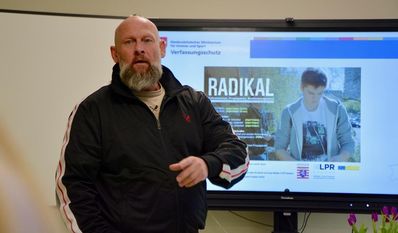 Frank Ziemann sorgten für einen Unterricht, der über den regulären Politik- und Geschichtsunterricht hinaus ging.