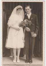Inge und Claus Tiedemann vor 65 Jahren auf dem Weg zur kirchlichen Trauung.