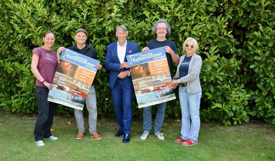 Jenny Prinz-Claußen (v.li.) und Benjamin Bünning (N&E), Marco Tulodetzky (Sparkasse) sowie Andreas von Glahn und Sabine Schumacher (Tandem / BBG) freuen sich auf die Kultursommer-Veranstaltungen.
