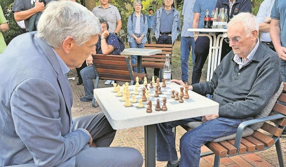 Zur Eröffnung spielt Bürgermeister Torsten Rohde (links) gegen Initiator Günter Radloff (rechts).