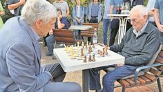 Zur Eröffnung spielt Bürgermeister Torsten Rohde (links) gegen Initiator Günter Radloff (rechts).