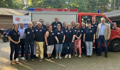 Landrat Marco Prietz (rechts) und Projektkoordinatorin Raphaela Vink vom Landkreis (links) zusammen mit den Multiplikatoren aus dem Landkreis, die die Schulungen durchführen und organisieren.
