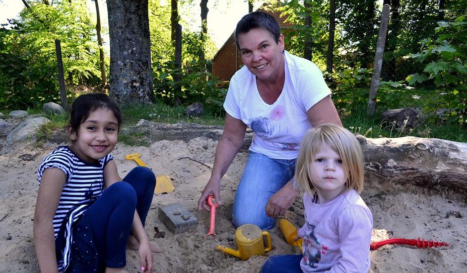 Unter freiem Himmel: Der große naturnah gestaltete Außenbereich ist bei den Kindern und beim 19-köpfigen Team sehr beliebt