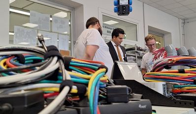 Mark Bullwinkel und David Hensing erklären, wie Netzwerktechnik im Martinshof entsteht.