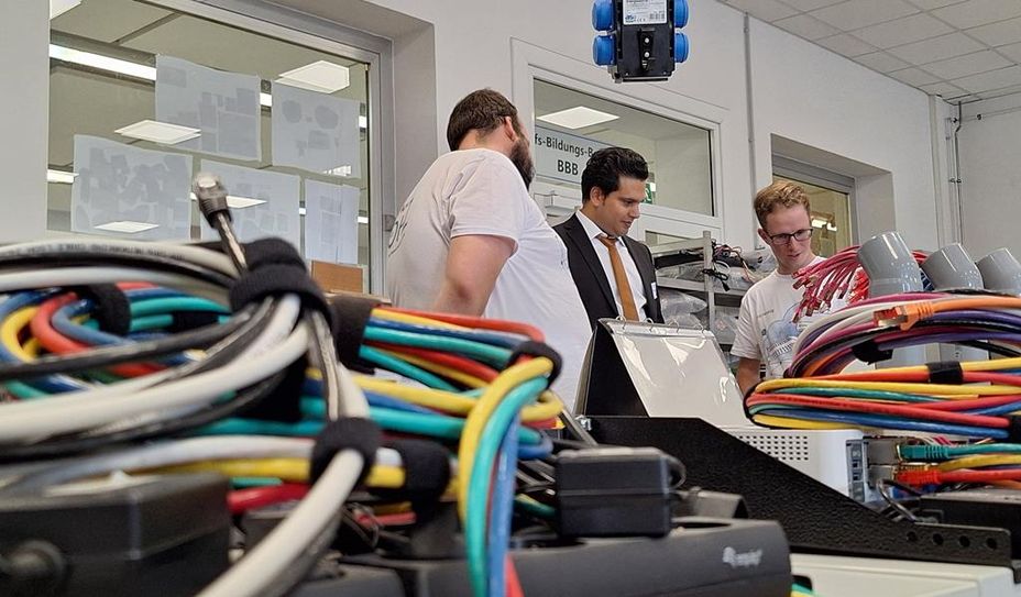 Mark Bullwinkel und David Hensing erklären, wie Netzwerktechnik im Martinshof entsteht.