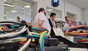 Mark Bullwinkel und David Hensing erklären, wie Netzwerktechnik im Martinshof entsteht.