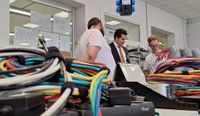 Mark Bullwinkel und David Hensing erklären, wie Netzwerktechnik im Martinshof entsteht.