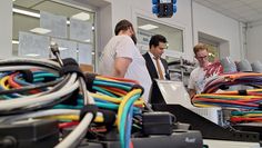 Mark Bullwinkel und David Hensing erklären, wie Netzwerktechnik im Martinshof entsteht.