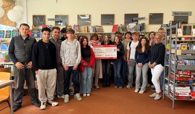 Bei der Übergabe des Spendenschecks freuten sich sowohl die Schüler:innen als auch das Team vom Kinderhospiz Löwenherz.