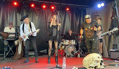 Die Coverpiraten spielen ab 19 Uhr live an der Zahnarztpraxis Dörgeloh.