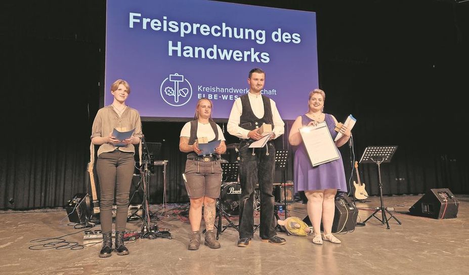 Die vier Auszubildenden, die besonders ausgezeichnet wurden.