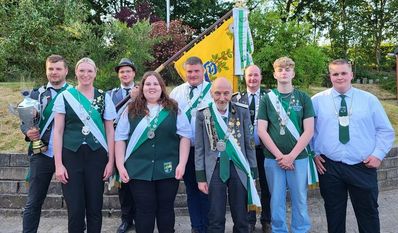 Vollersode (red). Das Schützenfest in Vollersode war ein voller Erfolg. Das neue Königshaus wurde ordentlich gefeiert und besteht aus Tjark Wischhusen (König der Könige), Sandy Klotzbach (Vizekönigin), Timm Wischhusen (Fahnenträger), Jana Janßen (Königin). Fabian Semken (Vizekönig). Günter Barkowski (König), Arne Schnackenberg (Vorsitzender), Aley Bey (Jugendvizekönig) und Max Peters (Jugendkönig).