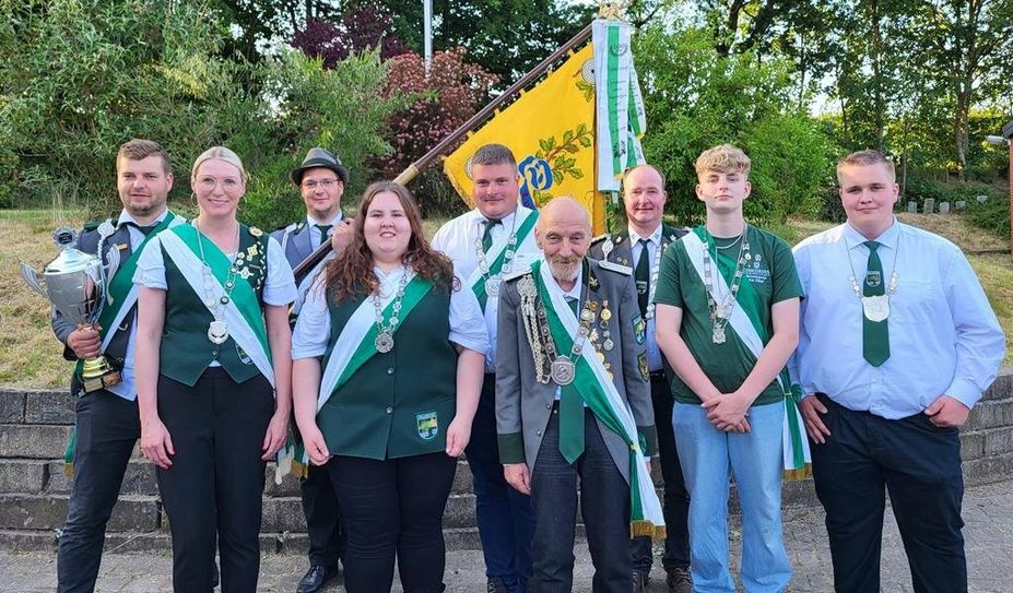 Vollersode (red). Das Schützenfest in Vollersode war ein voller Erfolg. Das neue Königshaus wurde ordentlich gefeiert und besteht aus Tjark Wischhusen (König der Könige), Sandy Klotzbach (Vizekönigin), Timm Wischhusen (Fahnenträger), Jana Janßen (Königin). Fabian Semken (Vizekönig). Günter Barkowski (König), Arne Schnackenberg (Vorsitzender), Aley Bey (Jugendvizekönig) und Max Peters (Jugendkönig).