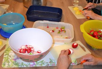 Voller Begeisterung schnippelten die Bewohnerinnen das Gemüse für ihre Mahlzeit.