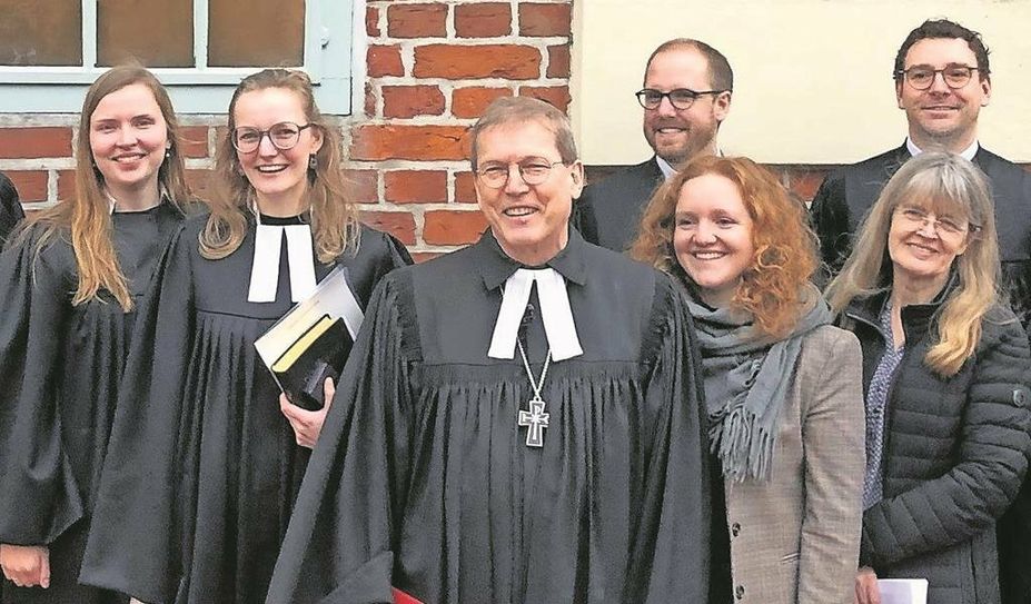 Die neue Pastorin Lena Helmers (2.v.l.) ist bereit, sich allen Herausforderungen zu stellen.