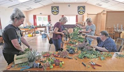 Farbenfroh und individuell waren die Herbstkränze der Hobbykünstlerinnen.