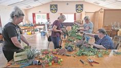 Farbenfroh und individuell waren die Herbstkränze der Hobbykünstlerinnen.