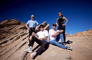 Derbe, raue Dynamik, enorme Spielfreude, musikalische Brillanz und totale Leidenschaft: das sind Jimmy Cornett & The Deadmen.