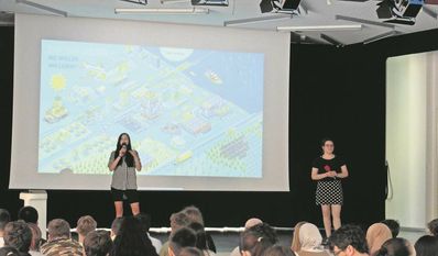 Theresa Deeg (im Bild) und Laura Bergs zeigen den Schüler:innen viele spannende Visionen einer klimaneutralen Welt.