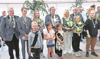 Die Majestäten 2023 sowie Präsident Holger Rubach und Vizepräsident Norbert Alex freuen sich auf das bevorstehende Schützenfest.