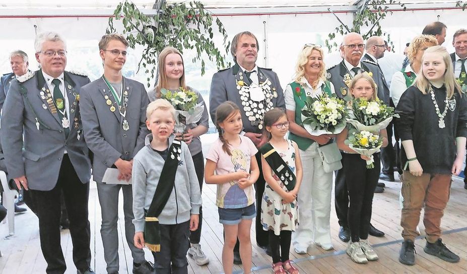 Die Majestäten 2023 sowie Präsident Holger Rubach und Vizepräsident Norbert Alex freuen sich auf das bevorstehende Schützenfest.