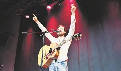 Patrick Snow verbindet bei seinen Tribute-Konzerten seine beiden Leidenschaften - Musik und Schauspiel.