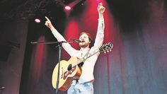 Patrick Snow verbindet bei seinen Tribute-Konzerten seine beiden Leidenschaften - Musik und Schauspiel.
