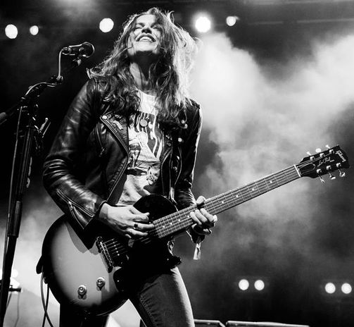 Im Oktober 2025 bracht Laura Cox ihr Album „Trouble Coming“ heraus.