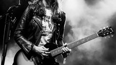 Im Oktober 2025 bracht Laura Cox ihr Album „Trouble Coming“ heraus.