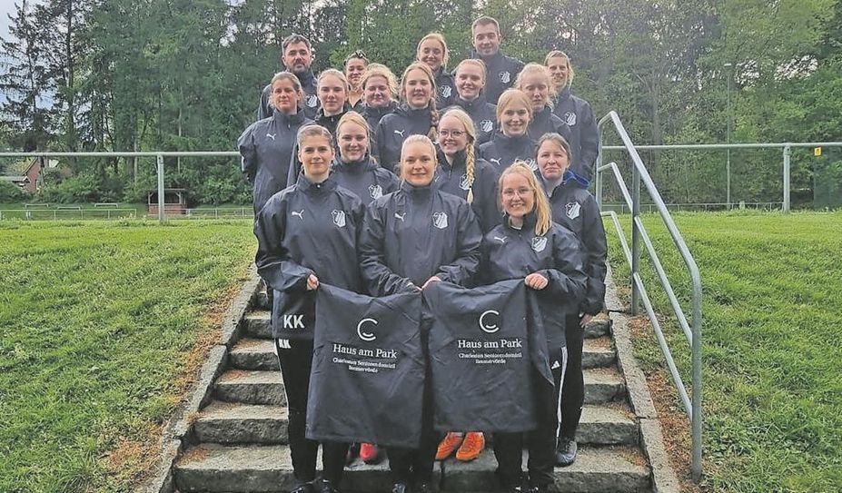 Die jungen Frauen freuen sich sehr, nun nicht mehr nass im Regen stehen zu müssen.