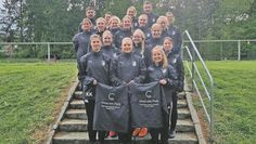 Die jungen Frauen freuen sich sehr, nun nicht mehr nass im Regen stehen zu müssen.