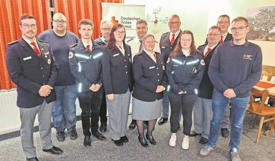 Andreas Rothgeber (hinten rechts) und Chris Knoblauch (link) verliehen Ernennungsurkunden an Ehrenamtliche.