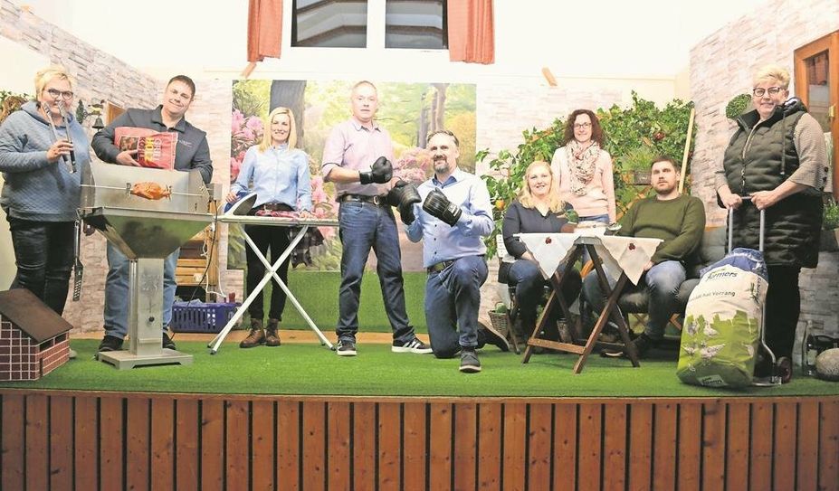 Die Armstorfer Theaterspieler:innen arbeiten in Eigenregie: Kostüm, Maske, Requisite und Bühnenbild werden in Gemeinschaftsproduktion erstellt.
