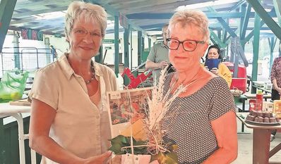 Bremervörde (eb). Die Tafel Bremervörde hat zusammen mit der Ausgabestelle in Gnarrenburg einen Grillabend veranstaltet, der als Dankeschön für die vielen engagierten Ehrenamtlichen dienen sollte. Zu diesem Anlass wurden die langjährigen Mitarbeitenden von der Tafelleitung Karin Brünjes geehrt. Für fünf Jahre Mitgliedschaft wurden Marlies Oerding und Jannis von Glahn von der Tafel Bremervörde und Joachim Klaus von der Tafel Gnarrenburg geehrt. Ganze zehn Jahre sind Waltraud van Rahden von der Bremervörder Tafel und Waltraud Kostka von der Gnarrenburger Tafel schon dabei.