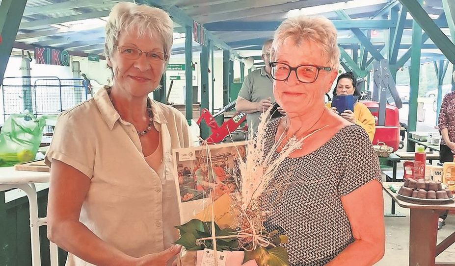 Bremervörde (eb). Die Tafel Bremervörde hat zusammen mit der Ausgabestelle in Gnarrenburg einen Grillabend veranstaltet, der als Dankeschön für die vielen engagierten Ehrenamtlichen dienen sollte. Zu diesem Anlass wurden die langjährigen Mitarbeitenden von der Tafelleitung Karin Brünjes geehrt. Für fünf Jahre Mitgliedschaft wurden Marlies Oerding und Jannis von Glahn von der Tafel Bremervörde und Joachim Klaus von der Tafel Gnarrenburg geehrt. Ganze zehn Jahre sind Waltraud van Rahden von der Bremervörder Tafel und Waltraud Kostka von der Gnarrenburger Tafel schon dabei.