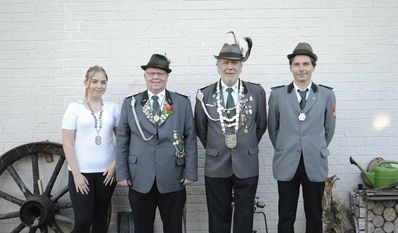 Die amtierende Königsfamilie freut sich auf ein spannendes Schützenfest.
