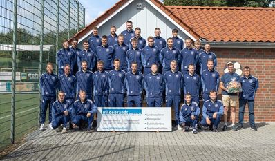 Vereinsvorsitzender Henry Springer bedankte sich im Namen aller Fußballer bei Juniorchef Stefan Hildebrandt.