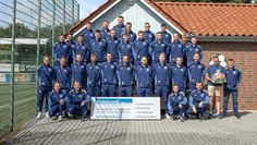 Vereinsvorsitzender Henry Springer bedankte sich im Namen aller Fußballer bei Juniorchef Stefan Hildebrandt.