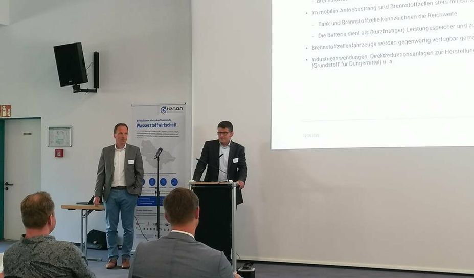 Dr. Daniel Kipp und Arne Engelke-Denker erklären das Konzept von Wasserstoffenergie.