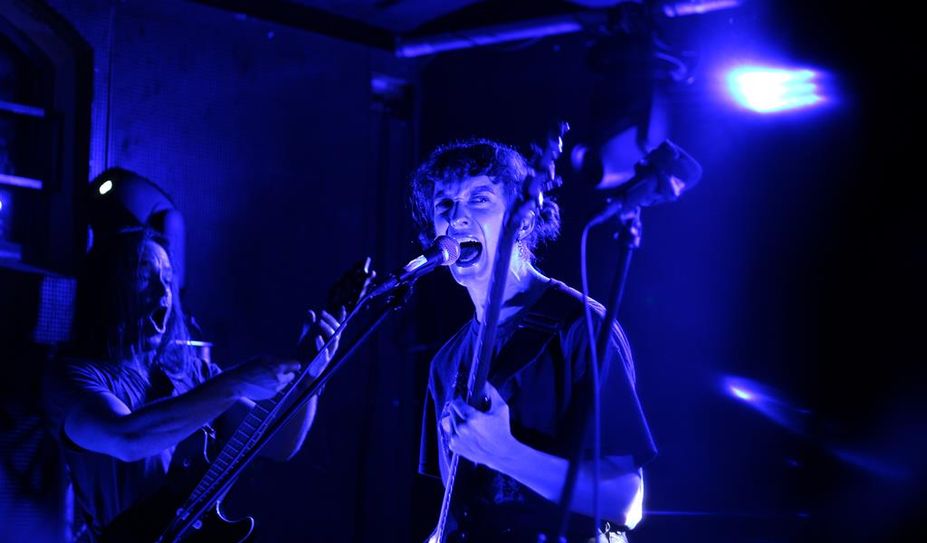 Sängerin Leah B. Levinson Real von Agriculture - Black Metal in Dur, was aber der musikalsichen Aggressivität keinen Abbruch tat.