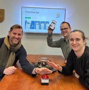 (v. l.) Marc Breitenfeld, Christoph Halbeck und Anna-Maria Meckel freuen sich, die neue App vorstellen zu dürfen.