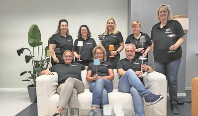 Das Werkverkauf-Team mit einer Auswahl von Akku- und Batterieleuchten.