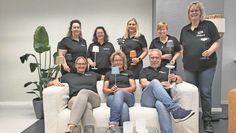 Das Werkverkauf-Team mit einer Auswahl von Akku- und Batterieleuchten.
