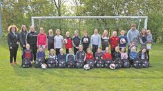 Das Trainerteam und die Nachwuchsfußbalerinnen bedanken sich bei Familie Haak (rechts) für die Rucksäcke.