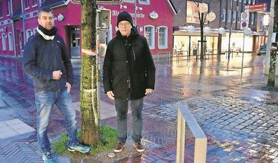 Christian Oetjen (links) und Lars Lust zeigen die Bäume, die bereits zu drei Seiten neu umfriedet wurden.
