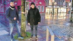 Christian Oetjen (links) und Lars Lust zeigen die Bäume, die bereits zu drei Seiten neu umfriedet wurden.