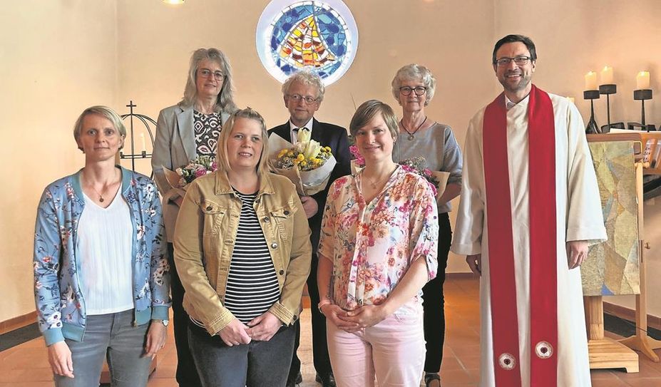 Die alten und neuen Kirchenvorsteher:innen mit Pastor Simon Laufer (rechts).