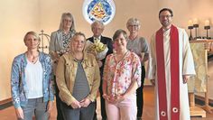 Die alten und neuen Kirchenvorsteher:innen mit Pastor Simon Laufer (rechts).
