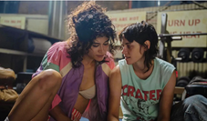 Müssen den Weg für ihre Liebe gewaltsam freiräumen: Jackie (Katy O‘Brian) und Lou (Kristen Stewart) in Love Lies Bleeding.